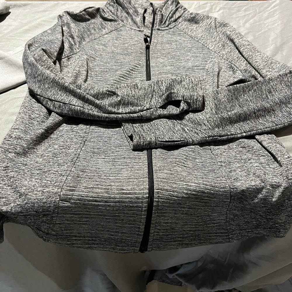 Avía full zip jacket with thumb holes